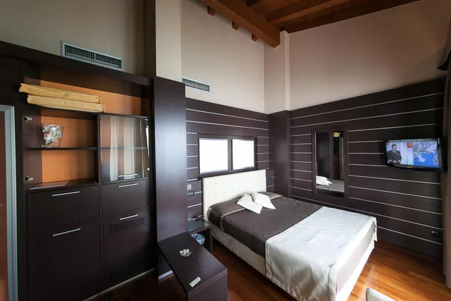 جناح بإطلالة على البحيرة بجاكوزي، Hotel Aurora 3/10