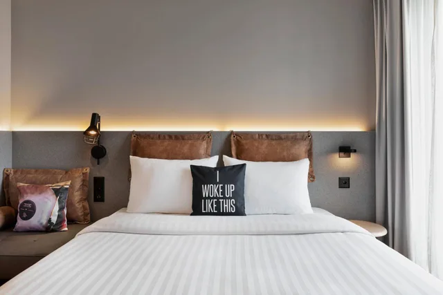 Moxy Sleeper, Guest Room, Queen Bed، Moxy Rapperswil 3/6