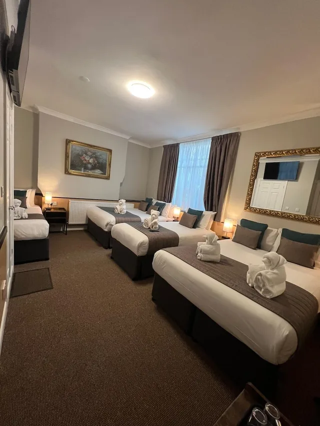 Family, 1 Double and 3 Single Beds، Tudor Court Hotel 9/10