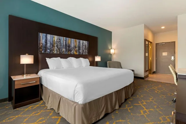 غرفة بسرير كينج بحوض استحمام لذوي الإعاقة، Best Western Plus Isanti 3/8
