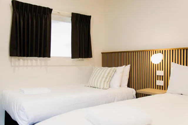 Deluxe, Queen Bed, High Street Motel 1/3