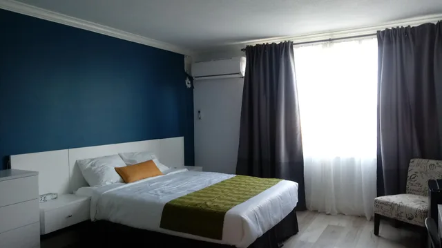 غرفة قياسية بسرير كوين، Hometel Suites 1/10