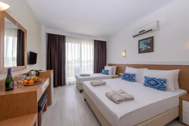 غرفة كبيرة، A Hotel Side 2/6