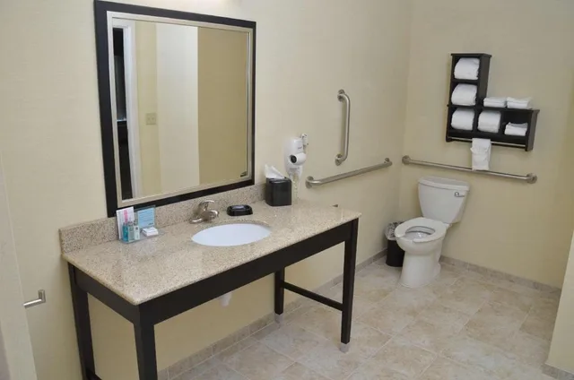 استوديو بسريرين كوين مع أريكة لذوي الإعاقة، Hampton Inn and Suites Sharon 7/10