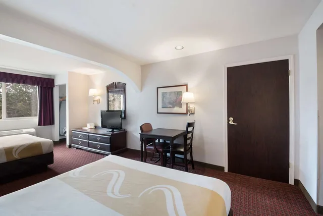 Efficiency, Suite, 2 Queen Beds، Quality Inn Grand Suites Bellingham 2/5
