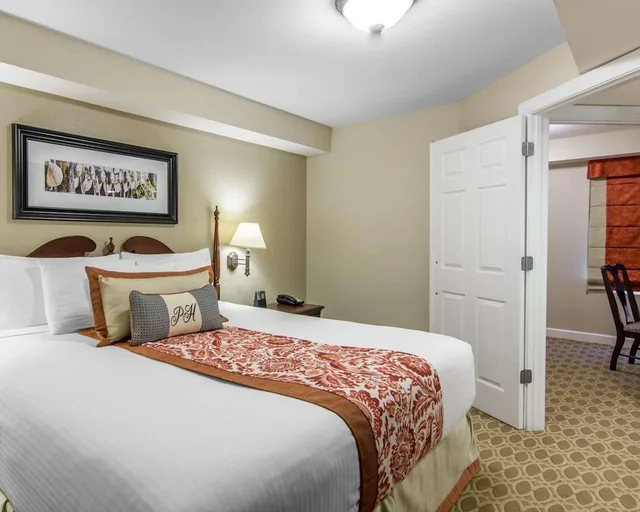 جناح كلاسيكي بسرير كينج بغرفة نوم واحدة مع أريكة، Bluegreen Vacations Patrick Henry Square, an Ascend Collection Resort 1/7