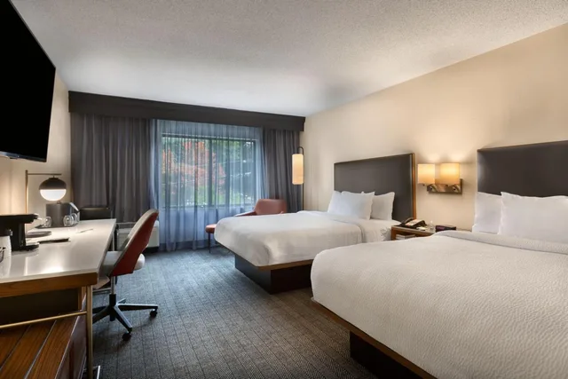 غرفة بسرير كوين بحوض استحمام لذوي الإعاقة، Courtyard By Marriott Winston-Salem Hanes Mall 1/2