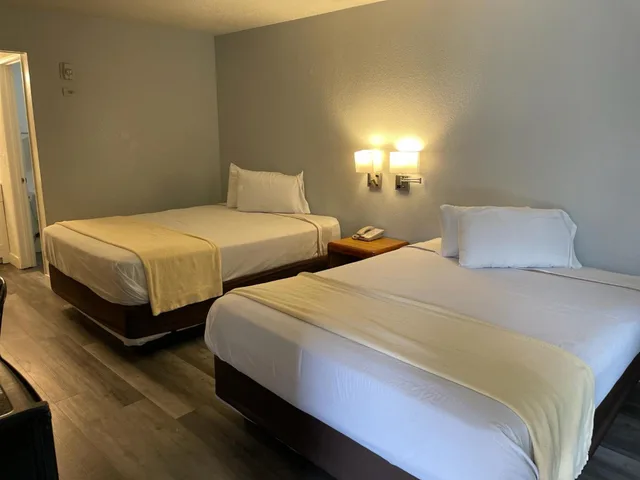Room, 2 Queen Beds, Smoking, Premier Inns Thousand Oaks 1/2