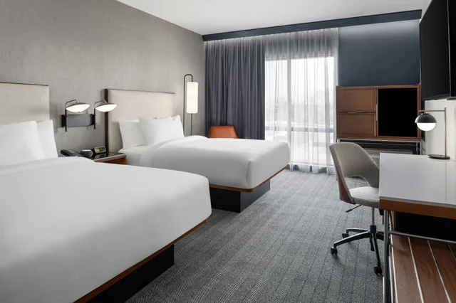 غرفة بسريرين كوين، Courtyard by Marriott Lansing Downtown 1/3