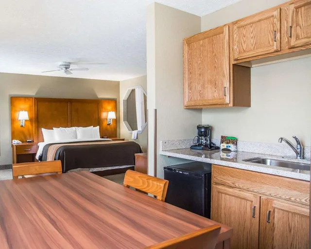 غرفة بسرير كينج، Comfort Inn Bellefontaine OH 1/3