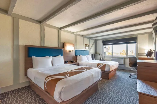 غرفة بسرير كينج وسريرين كوين، Quality Inn Waddling Dog Saanichton 1/8