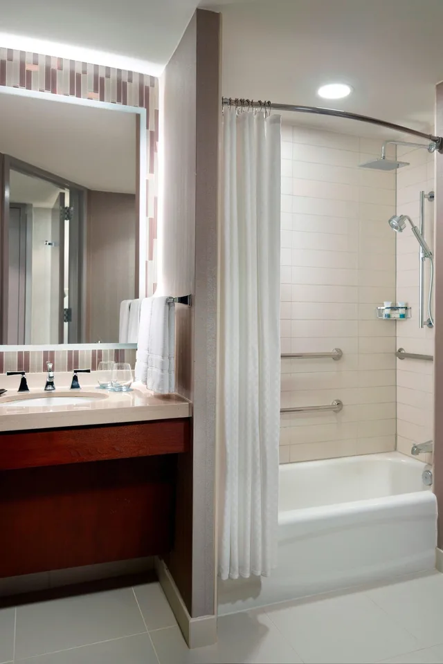 غرفة تقليدية بسرير كوين، The Westin Peachtree Plaza Atlanta 2/3