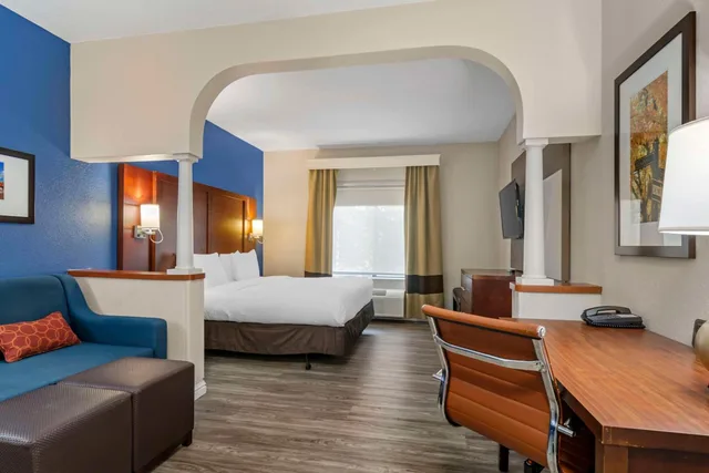 جناح بسرير كينج مع أريكة، Comfort Suites St Charles-St Louis 5/10
