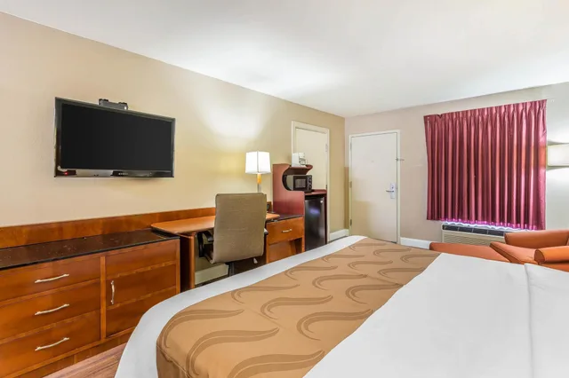 Room, King Bed, Accessible, Quality Inn & Suites near Robins Air Force Base 7/10