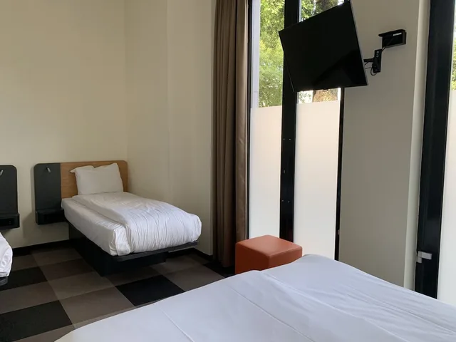 غرفة عائلية رباعية بسرير كوين وسريرين منفصلين لذوي الإعاقة، easyHotel Maastricht City Center 3/10