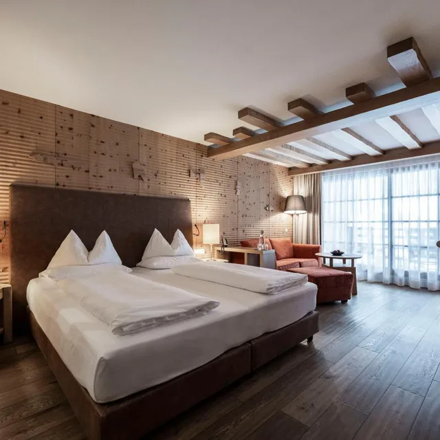 جناح جونيور، HOTEL ADLER BALANCE 4/9