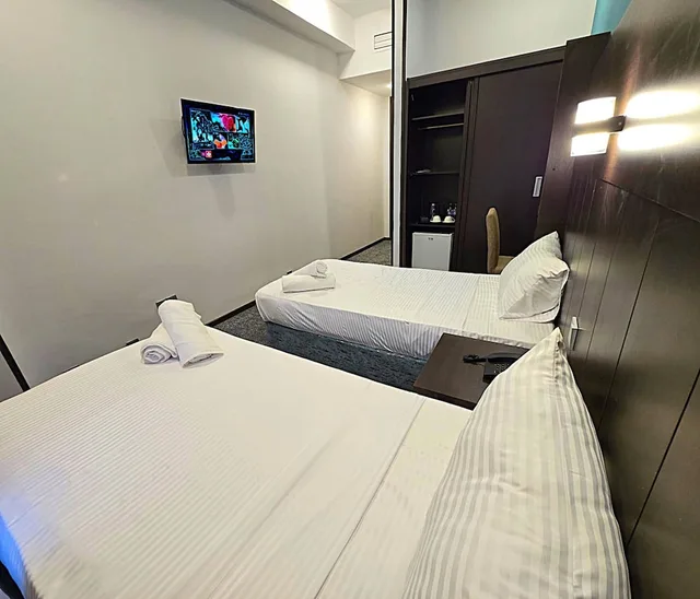 غرفة بسرير مزدوج أو سريرين منفصلين بإطلالة على المدينة، Crossway Hotel Baku 1/9