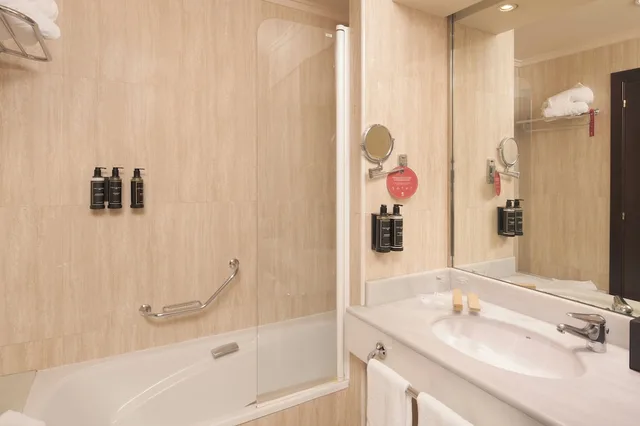 Room, 1 Queen and 1 Single Bed, with Extra Bed, Exe Oviedo Centro 9/10