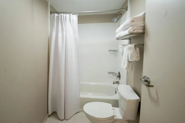 جناح بسرير كينج مع سرير سحّاب إضافي مع أريكة لذوي الإعاقة، Springhill Suites Winston Salem Hanes Mall 2/5