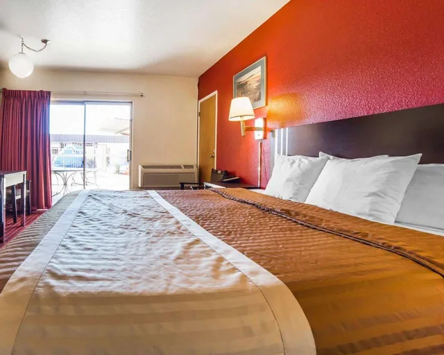 غرفة بسرير كينج، Rodeway Inn At Lake Powell 3/3
