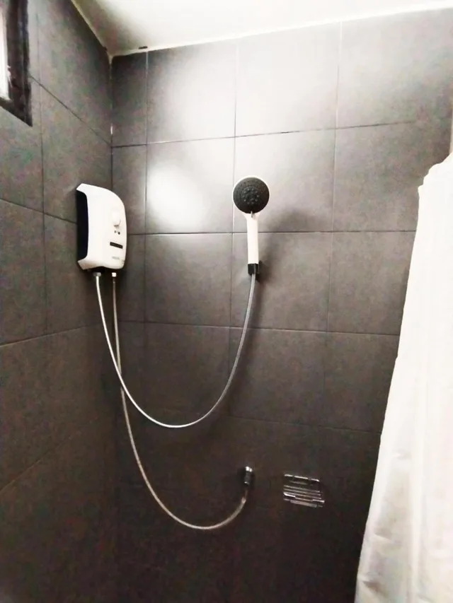 غرفة بسرير كوين بإطلالة جزئية على البحر، Sattahiptale Boutique Guest House & Hostel 2/2