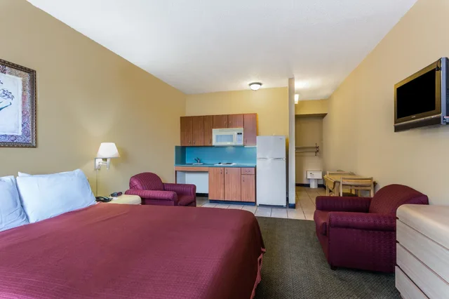 Efficiency, Queen Bed, Smoking، Travelodge Suites By Wyndham Lake Okeechobee 1/4