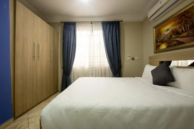 غرفة بريميير بسرير كينج بإطلالة على المسبح بحمام خاص، Bays Luxury Lodge 1/10