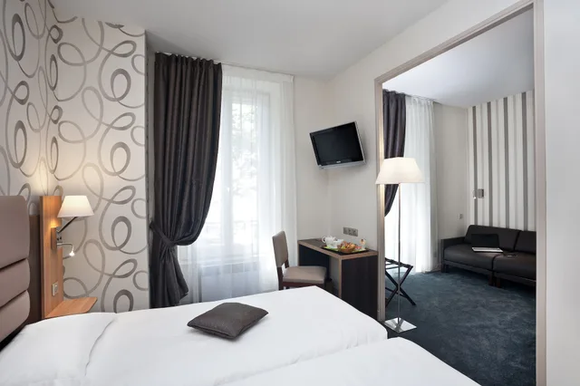 Plus, Comfort, Family, Triple, 1 Queen and 1 Single Bed، Citotel Arverna Vichy 3/10