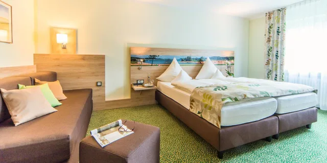غرفة ثلاثية بسريرين منفصلين مع أريكة، Ambient Hotel Am Europakanal 1/2
