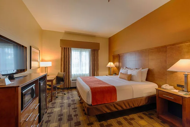 غرفة بسرير كينج مع أريكة، Best Western Plus Delta Inn & Suites 1/1