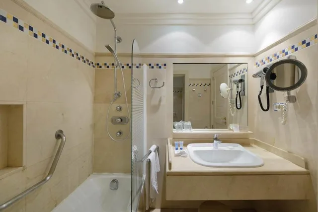 Room, Double or Twin Bed, Sea Front، Playa Victoria 9/10