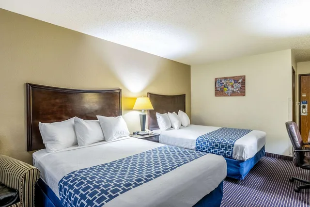 غرفة بسريرين كوين، Econo Lodge Inn & Suites Auburn, MI 2/6