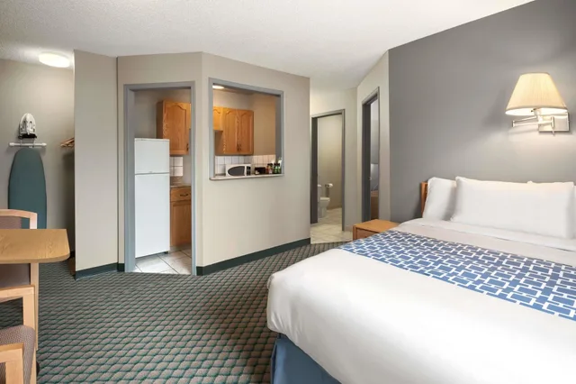 جناح بسريرين مزدوجين، Travelodge by Wyndham Edmonton Airport 2/4