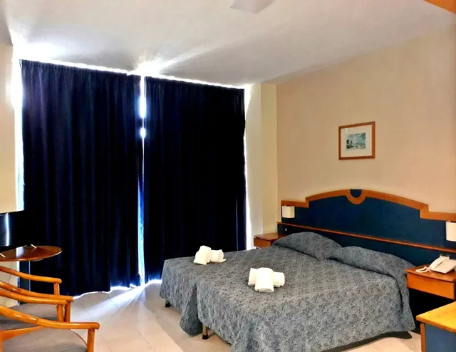 غرفة بسريرين منفصلين بإطلالة على المدينة بشرفة، Primera Hotel 6/6
