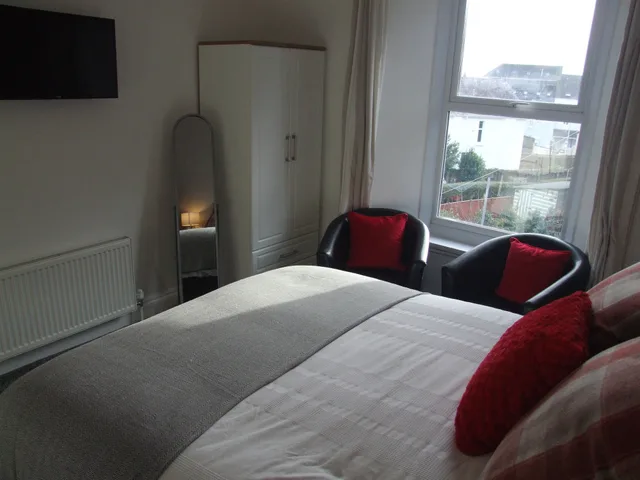 غرفة سوبيريور بسرير كينج بإطلالة على الحديقة، Coach Guest House 5/8