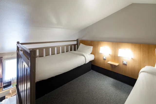 غرفة رباعية بسرير مزدوج وسريرين منفصلين، B&B HOTEL Troyes Barberey 2/6