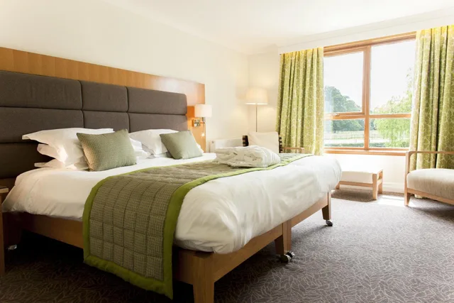 غرفة بسرير مزدوج أو سريرين منفصلين، Champneys Forest Mere 2/2