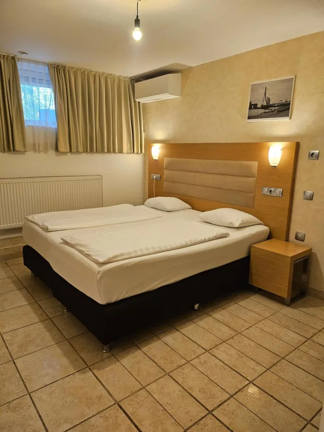 Budget, Double Bed, Hotel Port 2/2