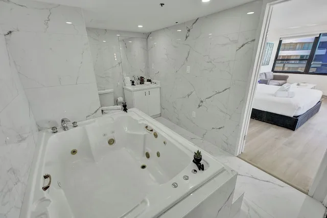 شقة سكنية فاخرة بسريرين منفصلين وسرير كينج وسرير بطابقين بإطلالة على البحر مع أريكة، The Alexander All Suite Oceanfront Resort 5/5