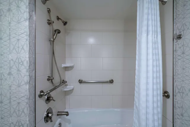 جناح بسرير كينج بغرفتين لذوي الإعاقة، Embassy Suites Alexandria Old Town 2/2