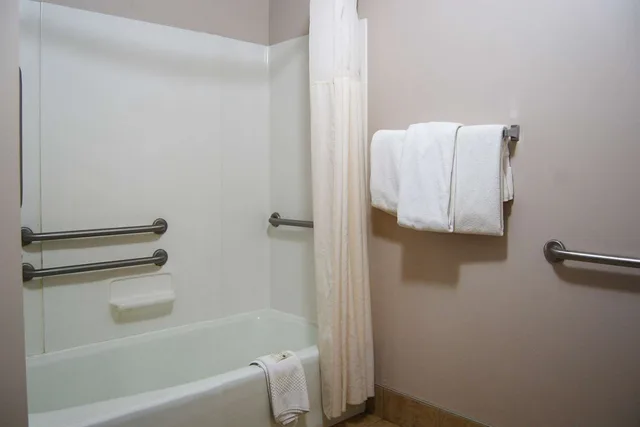 غرفة بسرير كينج لذوي الإعاقة، Quality Inn Homestead Park 5/6