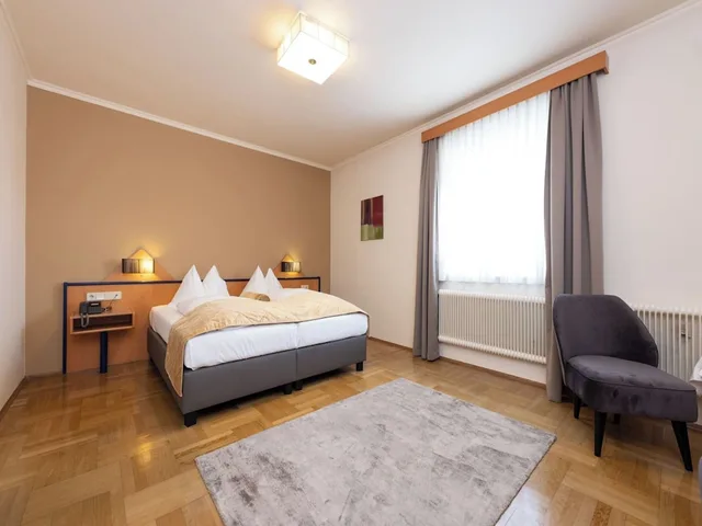 غرفة ثلاثية بسرير مزدوج وسرير فردي، Maiers Hotel Oststeirischer Hof 2/4