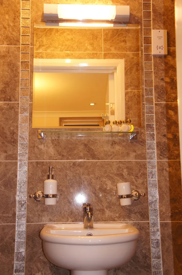 غرفة بسريرين منفصلين بحمام خاص، Sapphire Hotel 3/3