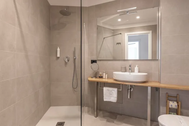شقة كومفورت بسرير كوين بإطلالة على الحديقة بغرفة نوم واحدة مع أريكة في الطابق الأرضي، Residence Villa Giardini 5/6