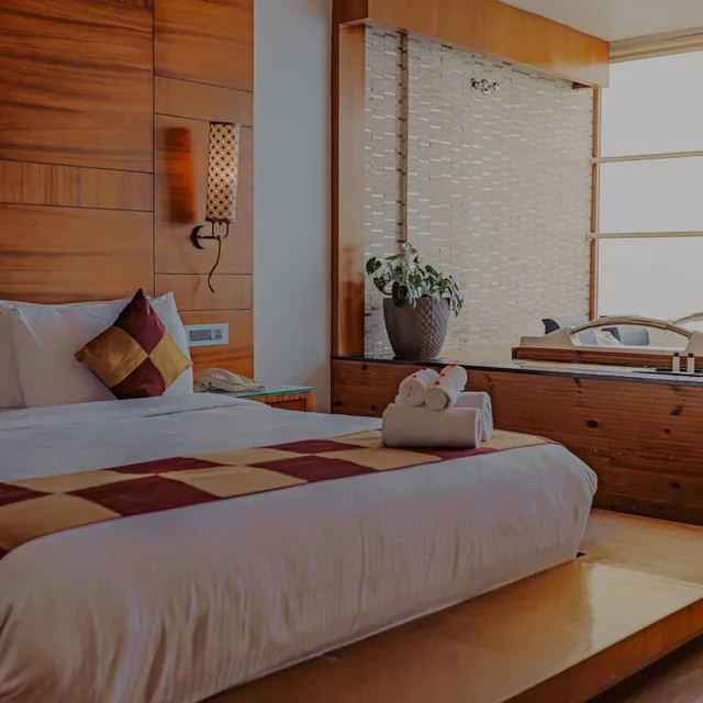 جناح شهر العسل بجاكوزي، Amber Dale Luxury Hotel and Spa, Munnar (ex PLUM JUDY - THE LEISURE HOTEL) 6/10