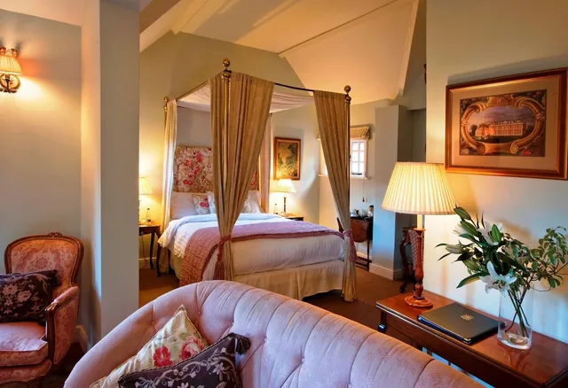 جناح جونيور، The Five Arrows Hotel 9/10