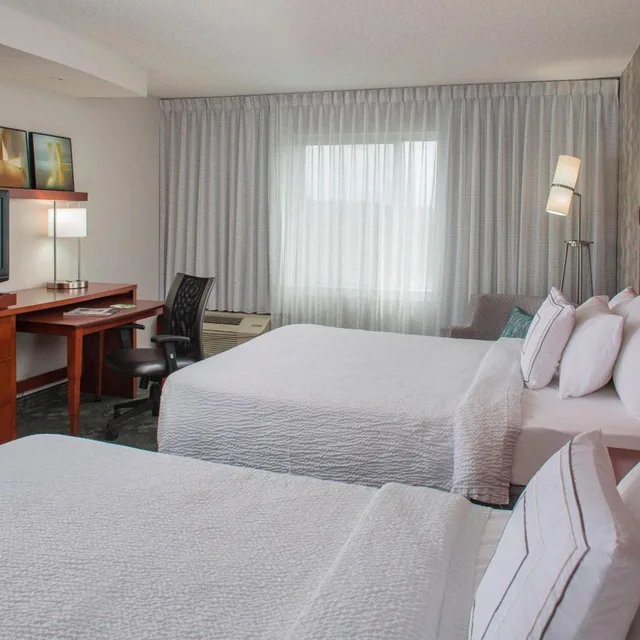 غرفة بسريرين كوين بحوض استحمام لذوي الإعاقة، Courtyard Nashville Goodlettsville 2/9