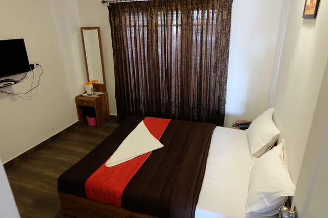 غرفة بسرير كينج بإطلالة على الحديقة، Rose Park Residency 1/2
