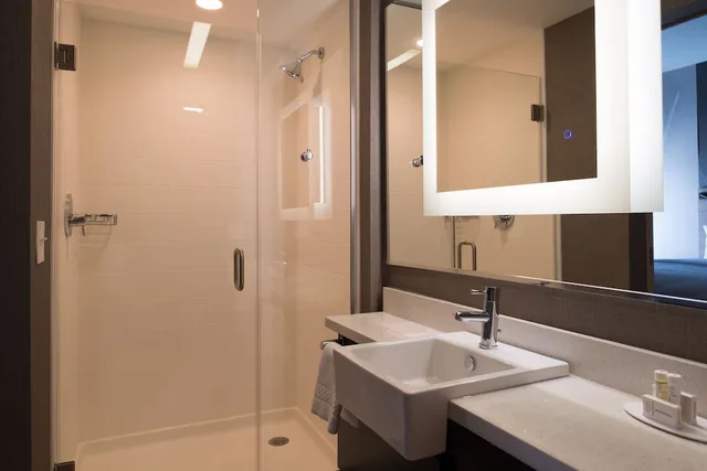 جناح بسريرين كوين مع أريكة، SpringHill Suites by Marriott Greensboro Airport 3/4