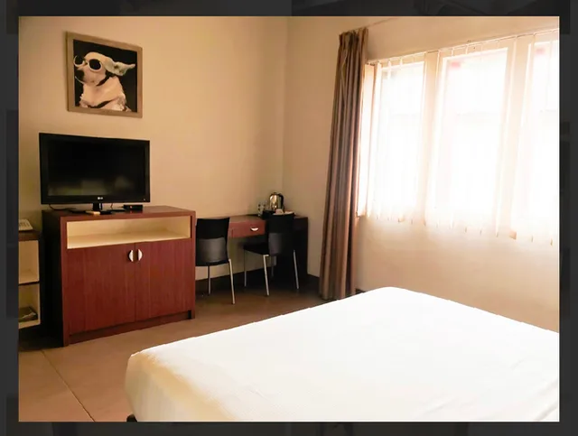 غرفة ديلوكس بسرير مزدوج، M-one Hotel Bogor 2/4